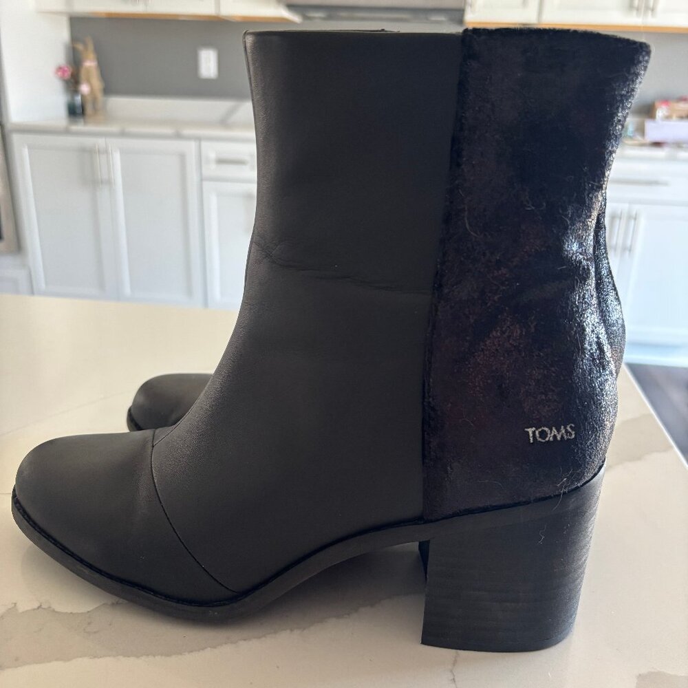 Toms Evelyn Heeled boot in size 10